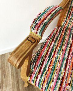 ameublement-tapisserier-decorateur-fauteuil-voltaire-tissu-casal-mousse-accoudoir-atelier-estelle-cassani-montauban